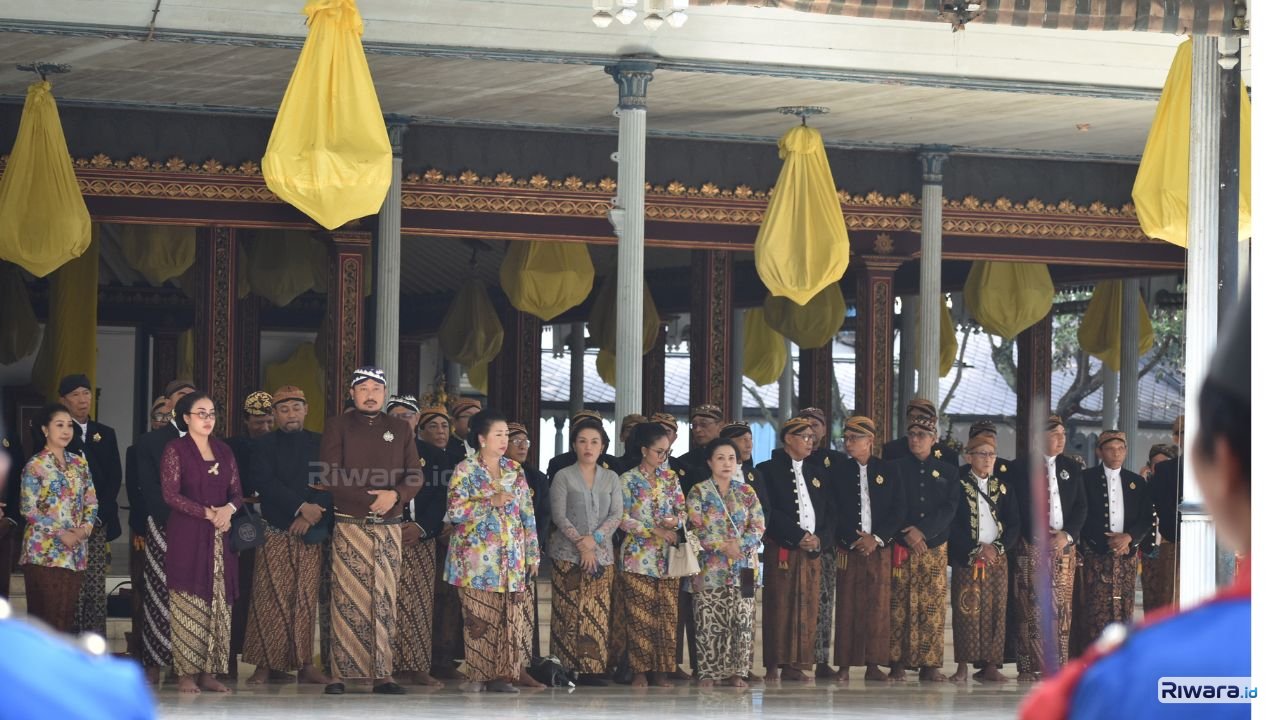 Sinuhun Pakubuwono XIV Hangabehi memimpin Grebeg Besar Iduladha 2026 dari Bangsal Maligi Karaton Surakarta Hadiningrat Prosesi kirab Gunungan Jaler dan Gunungan Estri menuju Masjid Agung Kagungan Dalem Karaton Surakarta